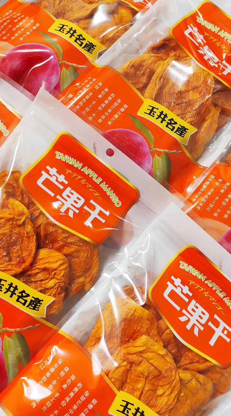 芒果乾色澤金黃油亮，透明包裝